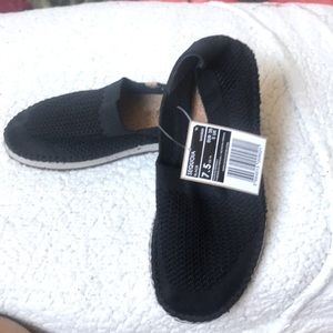 I sell new shoes with tag for women size 7.5 color black, very cute